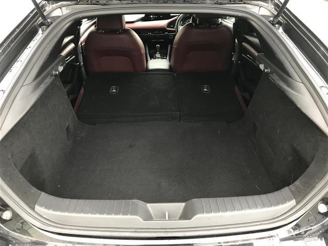 ＭＡＺＤＡ３ファストバック ２０Ｓバーガンディ　セレクション　ＢＯＳＥサウンド／純正ナビ／フルセグＴＶ／Ｂｌｕｅｔｏｏｔｈ／全周囲カメラ／ドライブレコーダー／衝突被害軽減ブレーキ／コーナーセンサー／レーンキープアシスト／ブラインドスポットモニター（16枚目）