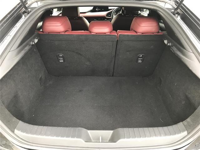 ＭＡＺＤＡ３ファストバック ２０Ｓバーガンディ　セレクション　ＢＯＳＥサウンド／純正ナビ／フルセグＴＶ／Ｂｌｕｅｔｏｏｔｈ／全周囲カメラ／ドライブレコーダー／衝突被害軽減ブレーキ／コーナーセンサー／レーンキープアシスト／ブラインドスポットモニター（37枚目）