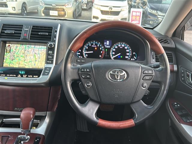 クラウンマジェスタ Ｃタイプ　サンルーフ　純正ＨＤＤナビ　レザーシート　ＥＴＣ２．０　ＤＶＤ再生機能有　純正アルミホイール　パワーシート　プッシュスタート　バックカメラ　純正フロアマット　カーテンエアバッグ　クルーズコントロール（5枚目）