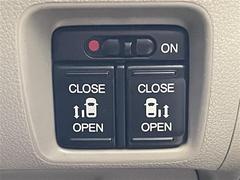 ◆【両側電動スライドドア】『小さなお子様でもボタン一つで楽々乗り降り出来ます♪駐車場で両手に荷物を抱えている時でもボタンを押せば自動で開いてくれますので、ご家族でのお買い物にもとっても便利な人気装備』 7