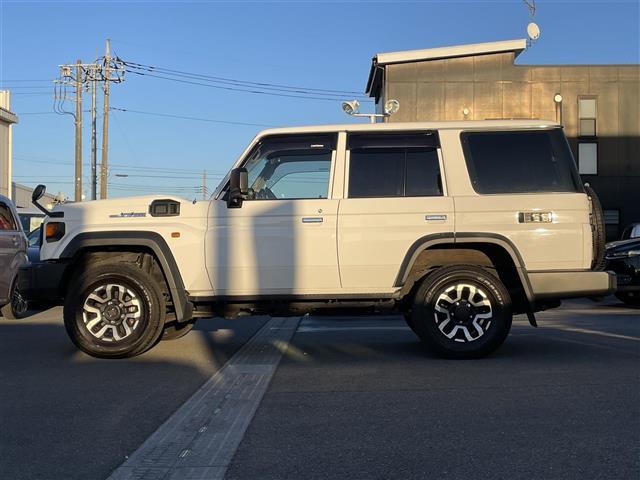 ランドクルーザー７０ ＡＸ　７インチディスプレイオーディオ　バックカメラ　純正１６型アルミホイール　純正フロアマット　センターデフロック　ダウンヒルアシストコントロール　本革ステアリング　ＬＥＤヘッドライト　寒冷地仕様　ＥＴＣ（17枚目）