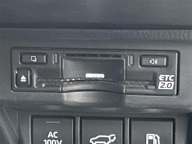 プリウス Ｚ　純正ナビ付１２．３型ディスプレイ　フルセグ　全周囲カメラ　黒レザーシート　前席エアシート・シートヒーター　１００Ｖ充電　Ｍｉｒａｃａｓｔ　デジタルミラー　ＢＳＭ　純正１９インチＡＷ　純正フロアマット（9枚目）