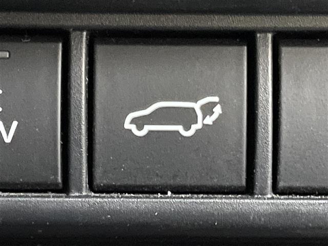 プリウス Ｚ　純正ナビ付１２．３型ディスプレイ　フルセグ　全周囲カメラ　黒レザーシート　前席エアシート・シートヒーター　１００Ｖ充電　Ｍｉｒａｃａｓｔ　デジタルミラー　ＢＳＭ　純正１９インチＡＷ　純正フロアマット（25枚目）