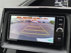 バックカメラがついており、後方の映像を確認できます。バックカメラはナビ付きのお車には必需品ですね！より詳細な情報は店舗にお問い合わせください。必要な箇所の画像を別途でお送りする事も可能です。 5