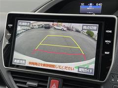 バックカメラがついており、後方の映像を確認できます。バックカメラはナビ付きのお車には必需品ですね！より詳細な情報は店舗にお問い合わせください。必要な箇所の画像を別途でお送りする事も可能です。 6