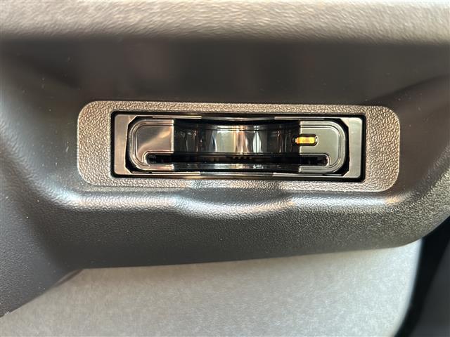 ハイエースバン スーパーGL ダークプライム フルセグTV Bluetooth バックカメラ ドライブレコーダー ETC 後席エアコン 両側イージースライドドア ハーフレザーシート チップアップシート フルフラット仕様 LEDヘッドライト(7枚目)