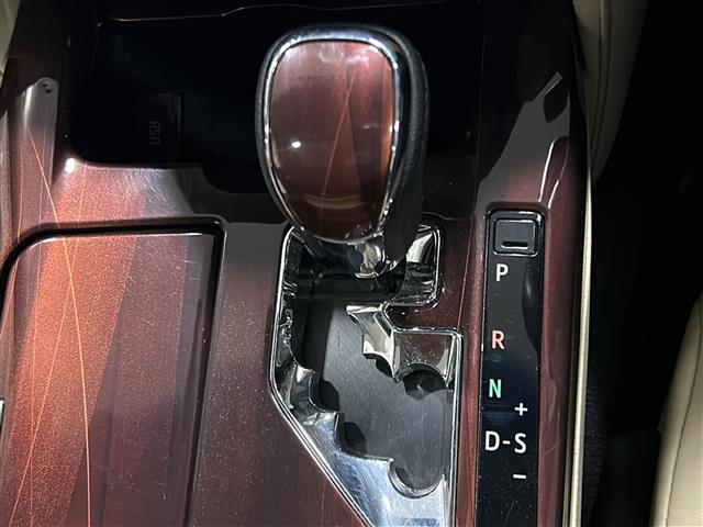 クラウンハイブリッド ロイヤルサルーン　◇純正ナビ・Ｂｌｕｅｔｏｏｔｈ　ＣＤ　ＤＶＤ・ＴＶ　ワンセグ・バックカメラ◇クルーズコントロール◇電動ガラスサンルーフ◇レザーシート◇パワーシート◇シートヒーター◇シートクーラー（14枚目）