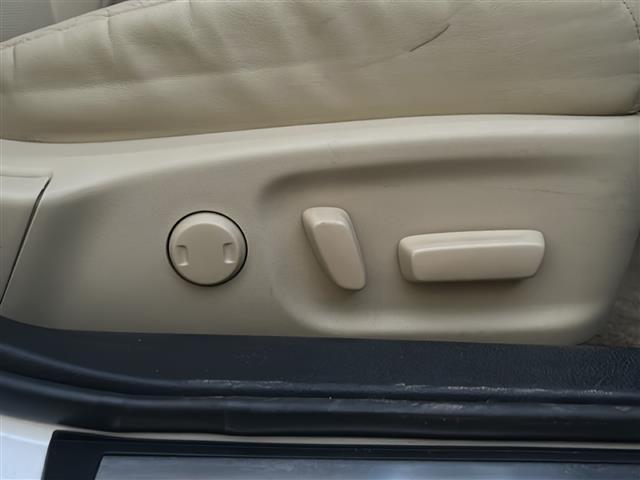 クラウンハイブリッド ロイヤルサルーン　◇純正ナビ・Ｂｌｕｅｔｏｏｔｈ　ＣＤ　ＤＶＤ・ＴＶ　ワンセグ・バックカメラ◇クルーズコントロール◇電動ガラスサンルーフ◇レザーシート◇パワーシート◇シートヒーター◇シートクーラー（16枚目）