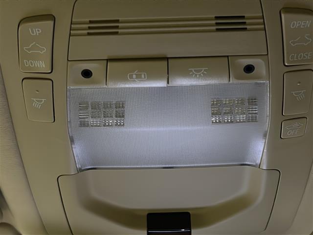 クラウンハイブリッド ロイヤルサルーン　◇純正ナビ・Ｂｌｕｅｔｏｏｔｈ　ＣＤ　ＤＶＤ・ＴＶ　ワンセグ・バックカメラ◇クルーズコントロール◇電動ガラスサンルーフ◇レザーシート◇パワーシート◇シートヒーター◇シートクーラー（28枚目）