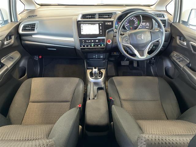 フィットハイブリッド Ｆ　１オーナー　純正インターナビ　Ｂカメラ　ＥＴＣ　横滑り防止装置　盗難防止装置　ＬＥＤヘッドライト　ＬＥＤフォグライト　オートライト　電動格納式リモコンカラードドアミラー（オートリトラミラー）（10枚目）