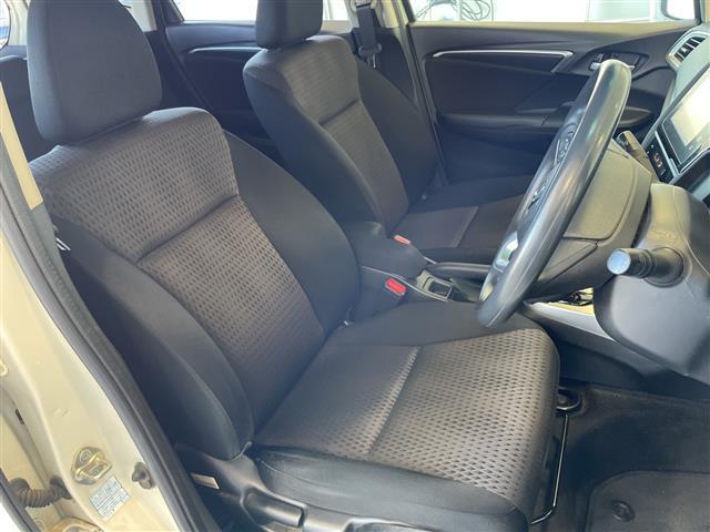 フィットハイブリッド Ｆ　１オーナー　純正インターナビ　Ｂカメラ　ＥＴＣ　横滑り防止装置　盗難防止装置　ＬＥＤヘッドライト　ＬＥＤフォグライト　オートライト　電動格納式リモコンカラードドアミラー（オートリトラミラー）（20枚目）