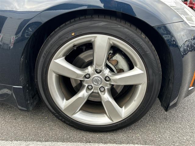 フェアレディＺ ベースグレード　◇純正ＨＤＤナビ◇バックカメラ◇オーディオ◇ＣＤ　ＦＭ　ＡＭ◇ＭＴモード付ＡＴ◇純正１８インチアルミホイール◇リモコンキー◇横滑り防止装置◇盗難防止装置◇ＨＩＤヘッドライト（42枚目）