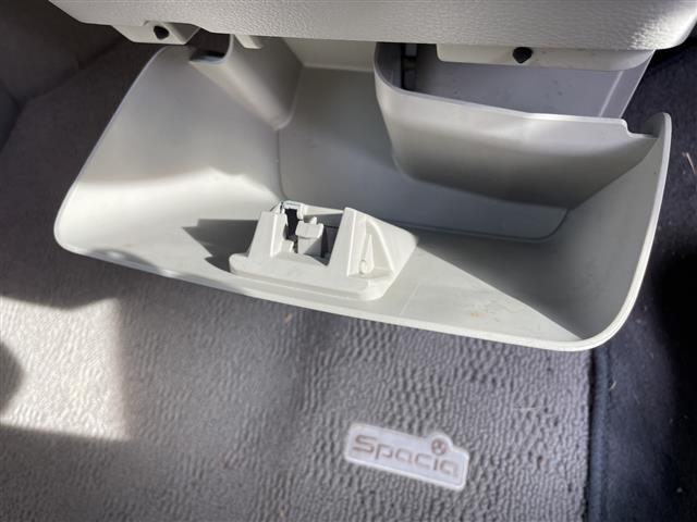 スペーシア Ｘ　１オーナー　オーディオ　スタッドレス積込盗難防止装置　ベンチシート　プッシュスタート　スマートキー　ドアバイザー　両側スライドドア　片側パワースライドドア　純正フロアマット　取扱説明書　保証書（15枚目）