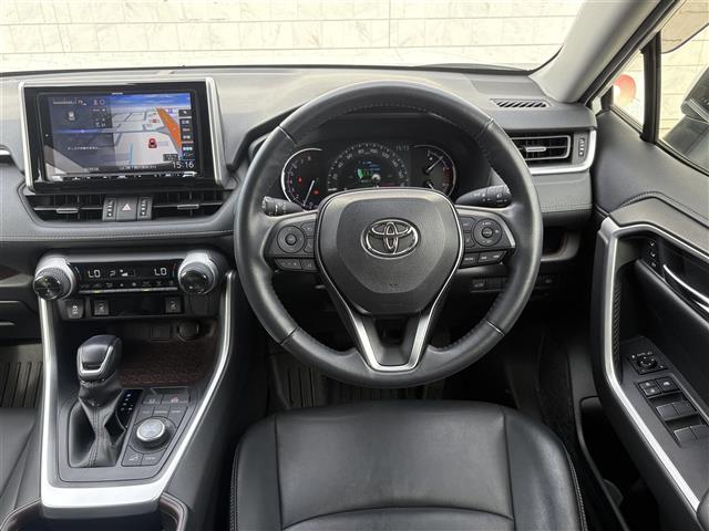 ＲＡＶ４ Ｇ　Ｚパッケージ　大型サンルーフ　黒レザーシート　パワーシート　シートヒーター　社外９型ナビ　フルセグＴＶ　ＣＤ　ＤＶＤ　ＢＴ　バックカメラ　ＥＴＣ　前後ドラレコ　ブラインドスポットモニタ　１９インチＡＷ　禁煙車（2枚目）