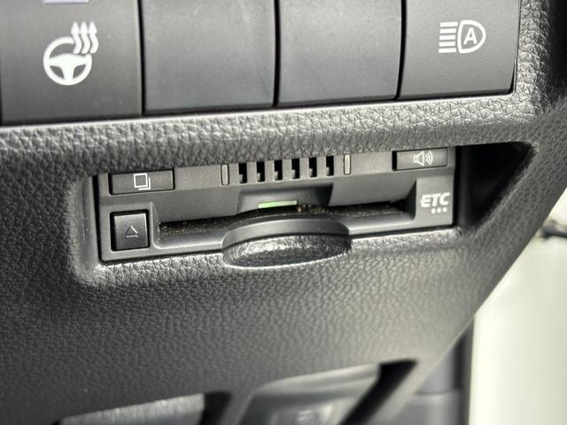 ＲＡＶ４ Ｇ　Ｚパッケージ　大型サンルーフ　黒レザーシート　パワーシート　シートヒーター　社外９型ナビ　フルセグＴＶ　ＣＤ　ＤＶＤ　ＢＴ　バックカメラ　ＥＴＣ　前後ドラレコ　ブラインドスポットモニタ　１９インチＡＷ　禁煙車（9枚目）