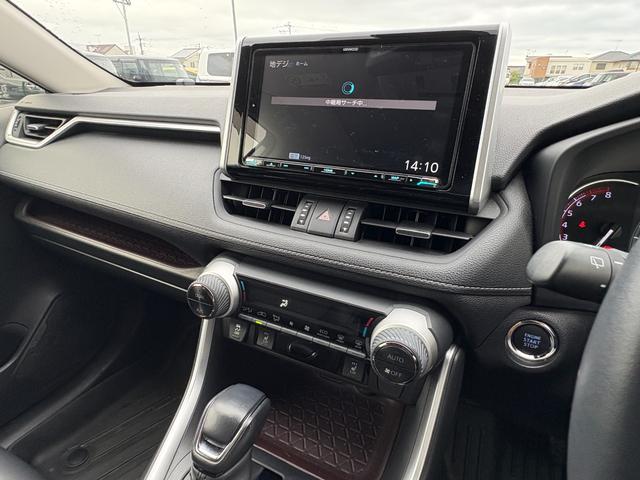 ＲＡＶ４ Ｇ　Ｚパッケージ　大型サンルーフ　黒レザーシート　パワーシート　シートヒーター　社外９型ナビ　フルセグＴＶ　ＣＤ　ＤＶＤ　ＢＴ　バックカメラ　ＥＴＣ　前後ドラレコ　ブラインドスポットモニタ　１９インチＡＷ　禁煙車（14枚目）