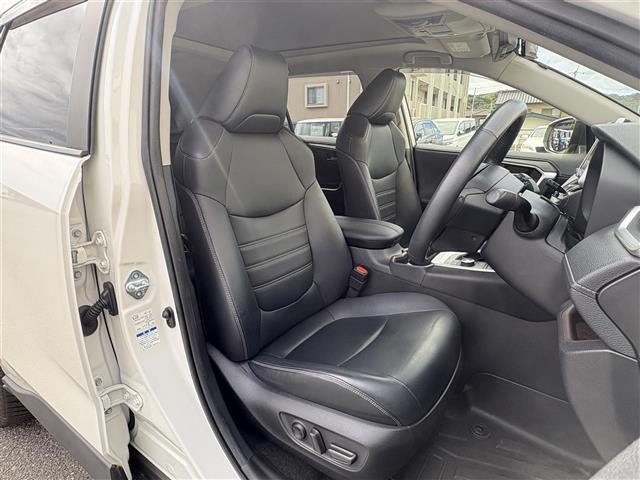 ＲＡＶ４ Ｇ　Ｚパッケージ　大型サンルーフ　黒レザーシート　パワーシート　シートヒーター　社外９型ナビ　フルセグＴＶ　ＣＤ　ＤＶＤ　ＢＴ　バックカメラ　ＥＴＣ　前後ドラレコ　ブラインドスポットモニタ　１９インチＡＷ　禁煙車（25枚目）