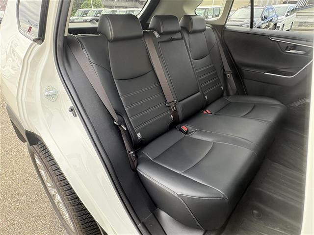 ＲＡＶ４ Ｇ　Ｚパッケージ　大型サンルーフ　黒レザーシート　パワーシート　シートヒーター　社外９型ナビ　フルセグＴＶ　ＣＤ　ＤＶＤ　ＢＴ　バックカメラ　ＥＴＣ　前後ドラレコ　ブラインドスポットモニタ　１９インチＡＷ　禁煙車（28枚目）