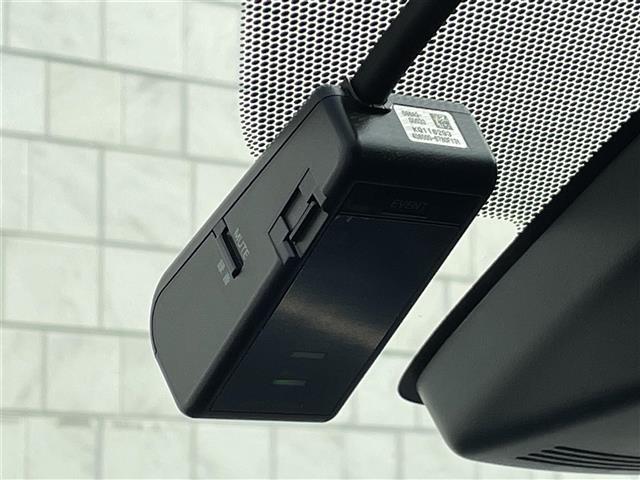 シエンタ ハイブリッドG クエロ 純正ナビ/CD/SD/BT/AM/FM/ETC/フルセグTV/衝突軽減ブレーキ/両側パワースライドドア/オートライトバックカメラ/レーンアシスト/オートマチックハイビーム/電動格納ミラー(3枚目)