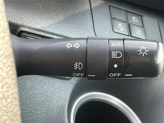 シエンタ ハイブリッドG クエロ 純正ナビ/CD/SD/BT/AM/FM/ETC/フルセグTV/衝突軽減ブレーキ/両側パワースライドドア/オートライトバックカメラ/レーンアシスト/オートマチックハイビーム/電動格納ミラー(19枚目)