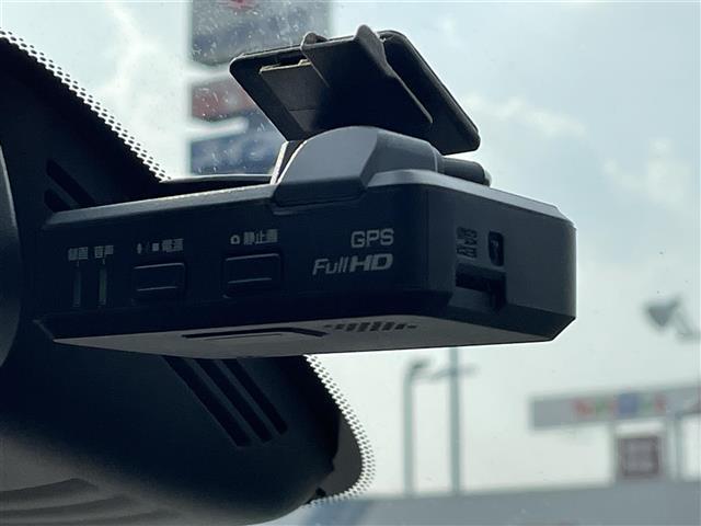 セレナ ハイウェイスター Vセレクション 純正ナビ/衝突軽減ブレーキ/ETC/フルセグTV/ハンズフリーオートスライドドア/両側パワースライドドア/センサー/ドアバイザー/バックカメラ/全周囲カメラ/電動格納ミラー/純正フロアマット(3枚目)