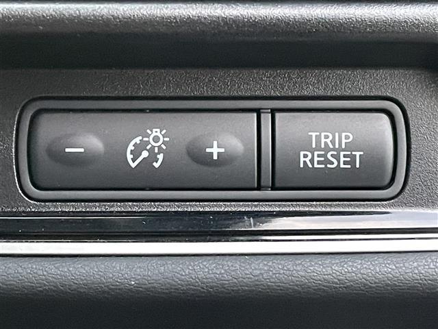 セレナ ハイウェイスター　プロパイロットエディション　ワンオーナー　純正９インチメモリーナビ　後席用フリップダウンモニター　ハンズフリーパワースライドドア　　　ナビ連動ドライブレコーダー　エマージェンシーブレーキ　車線逸脱警報（10枚目）