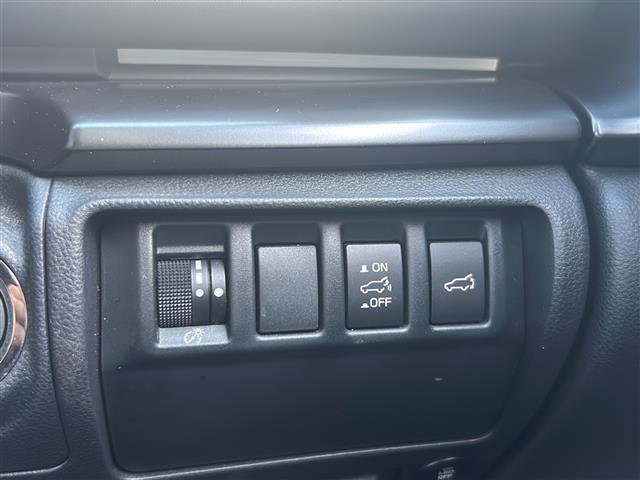 レヴォーグ ＳＴＩスポーツ　ＥＸ　ワンオーナー　フルセグＴＶ　純正ナビ　赤レザーシート　衝突軽減ブレーキ　レーダークルーズコントロール　バック／サイドカメラ　シートヒーター全席　パワーバックドア　ラバーフロアマット（10枚目）