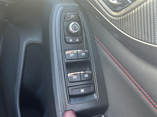 レヴォーグ ＳＴＩスポーツ　ＥＸ　ワンオーナー　フルセグＴＶ　純正ナビ　赤レザーシート　衝突軽減ブレーキ　レーダークルーズコントロール　バック／サイドカメラ　シートヒーター全席　パワーバックドア　ラバーフロアマット（11枚目）