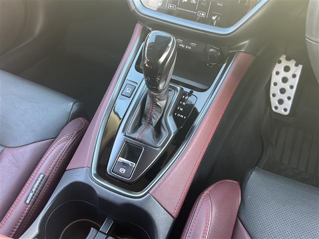 レヴォーグ ＳＴＩスポーツ　ＥＸ　ワンオーナー　フルセグＴＶ　純正ナビ　赤レザーシート　衝突軽減ブレーキ　レーダークルーズコントロール　バック／サイドカメラ　シートヒーター全席　パワーバックドア　ラバーフロアマット（12枚目）