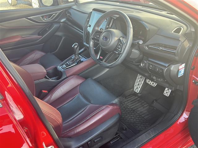 レヴォーグ ＳＴＩスポーツ　ＥＸ　ワンオーナー　フルセグＴＶ　純正ナビ　赤レザーシート　衝突軽減ブレーキ　レーダークルーズコントロール　バック／サイドカメラ　シートヒーター全席　パワーバックドア　ラバーフロアマット（21枚目）