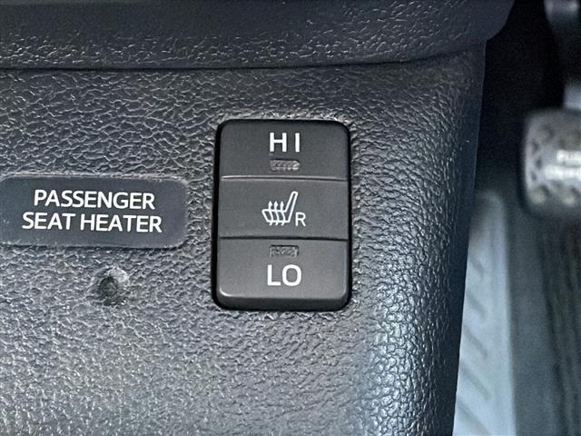 プリウス Ｓツーリングセレクション　社外エアロ　純正９インチナビ　フルセグＴＶ　Ｂｌｕｅｔｏｏｔｈ／ＣＤ／ＤＶＤ　バックカメラ　ＥＴＣ　レーダークルーズコントロール　プリクラッシュセーフティ　レーンキープアシスト　シートヒーター（11枚目）