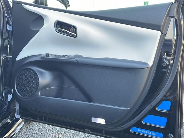 プリウス Ｓツーリングセレクション　社外エアロ　純正９インチナビ　フルセグＴＶ　Ｂｌｕｅｔｏｏｔｈ／ＣＤ／ＤＶＤ　バックカメラ　ＥＴＣ　レーダークルーズコントロール　プリクラッシュセーフティ　レーンキープアシスト　シートヒーター（17枚目）