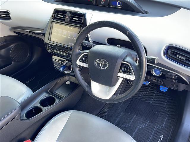 プリウス Ｓツーリングセレクション　社外エアロ　純正９インチナビ　フルセグＴＶ　Ｂｌｕｅｔｏｏｔｈ／ＣＤ／ＤＶＤ　バックカメラ　ＥＴＣ　レーダークルーズコントロール　プリクラッシュセーフティ　レーンキープアシスト　シートヒーター（19枚目）