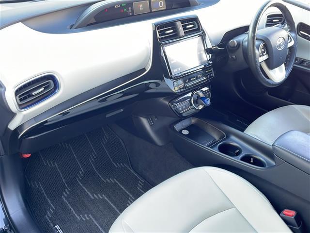 プリウス Ｓツーリングセレクション　社外エアロ　純正９インチナビ　フルセグＴＶ　Ｂｌｕｅｔｏｏｔｈ／ＣＤ／ＤＶＤ　バックカメラ　ＥＴＣ　レーダークルーズコントロール　プリクラッシュセーフティ　レーンキープアシスト　シートヒーター（21枚目）