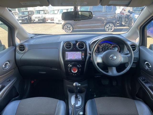 ノート メダリスト　純正ＳＤナビ　フルセグＴＶ　ＤＶＤ／ＣＤ／Ｂｌｕｅｔｏｏｔｈ　アラウンドビューモニター　バックカメラ　ＥＴＣ　ハーフレザーシート　スマートキー　ＬＥＤヘッドライト（6枚目）