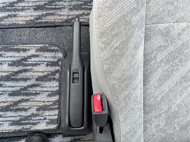 レジアス ベースグレード　社外オーディオＣＤ　ツインサンルーフ　ＥＴＣ　オートライト　フォグライト　リモコンキー　純正１５インチアルミホイール　電動格納ミラー　フロアマット（12枚目）