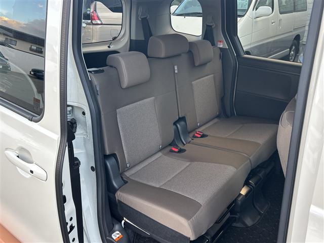 シエンタ ハイブリッドＧ　純正８インチディスプレイオーディオ　バックカメラ　ビルトインＥＴＣ　プリクラッシュセーフティ　オートマチックハイビーム　レーダークルーズコントロール　レーンキープアシスト　ブラインドスポットモニター（19枚目）