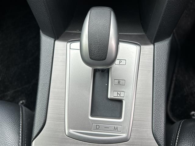 レガシィアウトバック ２．５ｉアイサイト　Ｓパッケージリミテッド　純正７インチメモリーナビゲーションＣＤ　ＤＶＤ　フルセグＴＶ　Ｂｌｕｅｔｏｏｔｈ　ＥＴＣ　サンルーフ　アイサイト　クルーズコントロール　パドルシフト　ＨＩＤヘッドライト　オートライト　フォグライト（12枚目）