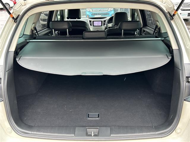 レガシィアウトバック ２．５ｉアイサイト　Ｓパッケージリミテッド　純正７インチメモリーナビゲーションＣＤ　ＤＶＤ　フルセグＴＶ　Ｂｌｕｅｔｏｏｔｈ　ＥＴＣ　サンルーフ　アイサイト　クルーズコントロール　パドルシフト　ＨＩＤヘッドライト　オートライト　フォグライト（21枚目）