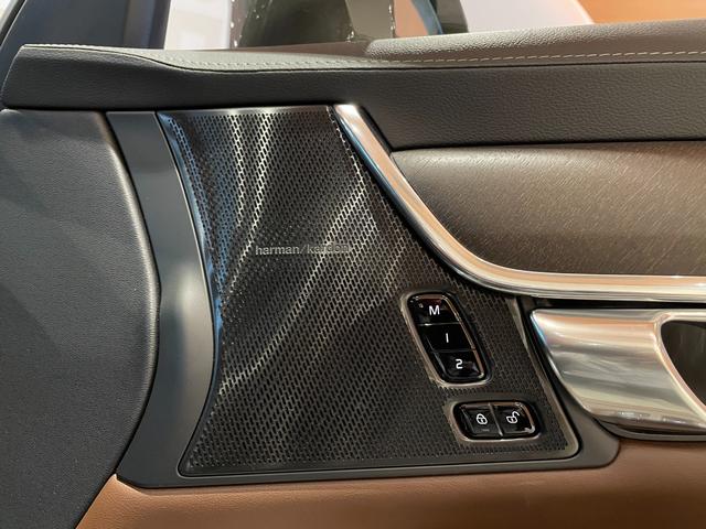 Ｖ９０ クロスカントリー　Ｄ４　ＡＷＤ　プロ　インテリセーフ　ヘッドアップディスプレイ　ｈａｒｍａｎ／ｋａｒｄｏｎサラウンド　ナッパレザーシート　シートヒーター　シートベンチレーション　ステアリングヒーター　パワーテールゲート　禁煙車（25枚目）