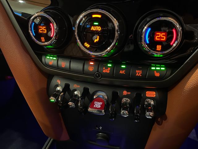 ＭＩＮＩ クーパーＳＤ　クロスオーバー　オール４　ＣＬＡＳＳＩＣ　ＴＲＩＭ　レザーシートＰＫＧ　ＯＰ１８インチアロイホイール　純正ＨＤＤナビバックカメラ　パーキングアシスト　ＰＤＣ　ブラウンレザーシート　シートヒーター　電動フロントシート　禁煙車（18枚目）