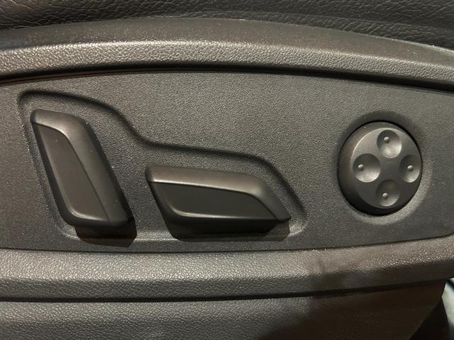 Ｑ５ ４０ＴＤＩクワトロ　スポーツ　ラグジュアリーＰＫＧ　アシスタンスＰＫＧ　マトリクスＬＥＤヘッドライトＰＫＧ　パーシャルレザー　シートヒーター　バーチャルコックピット　純正メモリナビ　フルセグＴＶ　３６０°カメラ　禁煙車（24枚目）
