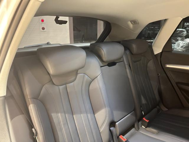 Ｑ５ ４０ＴＤＩクワトロ　スポーツ　ラグジュアリーＰＫＧ　アシスタンスＰＫＧ　マトリクスＬＥＤヘッドライトＰＫＧ　パーシャルレザー　シートヒーター　バーチャルコックピット　純正メモリナビ　フルセグＴＶ　３６０°カメラ　禁煙車（33枚目）