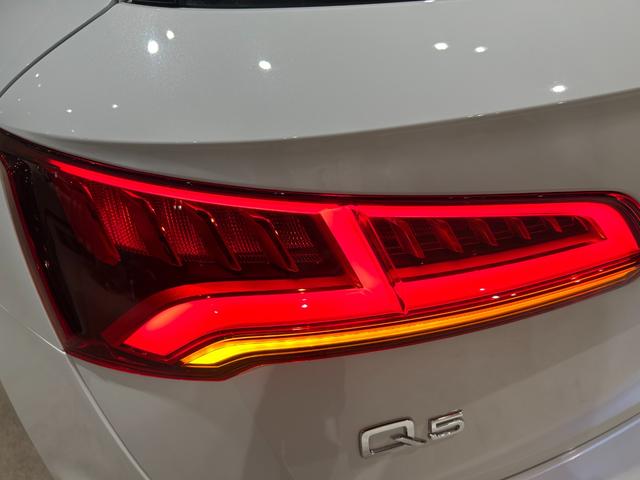 Ｑ５ ４０ＴＤＩクワトロ　スポーツ　ラグジュアリーＰＫＧ　アシスタンスＰＫＧ　マトリクスＬＥＤヘッドライトＰＫＧ　パーシャルレザー　シートヒーター　バーチャルコックピット　純正メモリナビ　フルセグＴＶ　３６０°カメラ　禁煙車（52枚目）