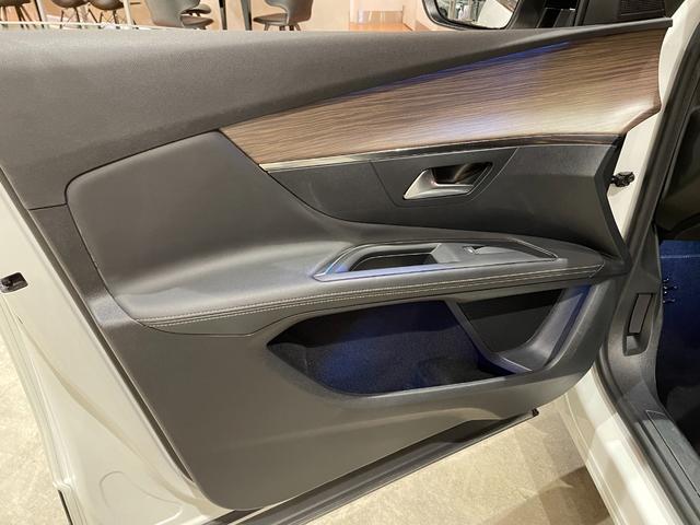 ３００８ ＧＴハイブリッド４　パノラミックサンルーフ　レザーＰＫＧ　本革シート　シートヒーター　純正メモリナビ　３６０°カメラ　パーキングアシスト　ＡＣＣ　レーンキープアシスト　ブラインドスポットアシスト　パワーテールゲート（31枚目）