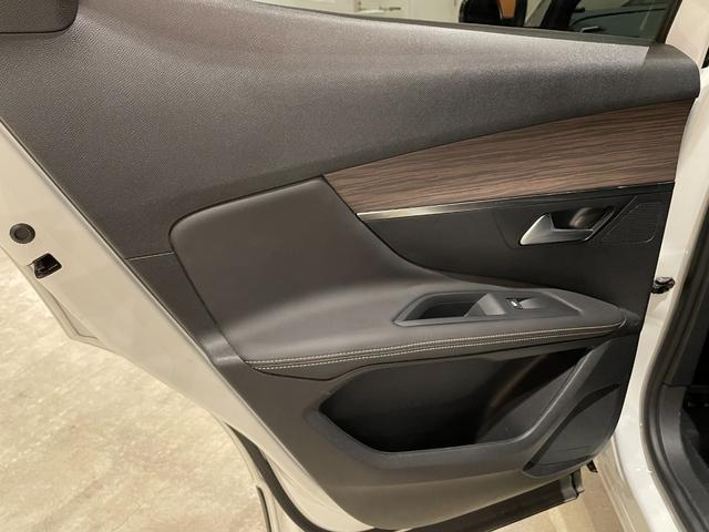 ３００８ ＧＴハイブリッド４　パノラミックサンルーフ　レザーＰＫＧ　本革シート　シートヒーター　純正メモリナビ　３６０°カメラ　パーキングアシスト　ＡＣＣ　レーンキープアシスト　ブラインドスポットアシスト　パワーテールゲート（34枚目）
