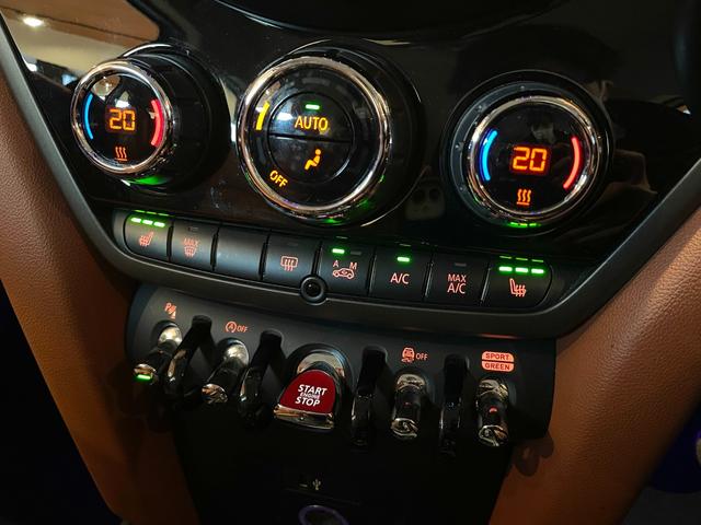 ＭＩＮＩ クーパーＤ　クロスオーバー　オール４　レザーシートＰＫＧ　デジタルＰＫＧ　ＰＥＰＰＥＲパッケージ　ＯＰ１８インチＡＷ　ＡＣＣ　ＨＵＤ　茶革シート　パワーシート　シートヒーター　ＬＥＤヘッドライト　純正ＨＤＤナビ　バックカメラ　禁煙車（18枚目）
