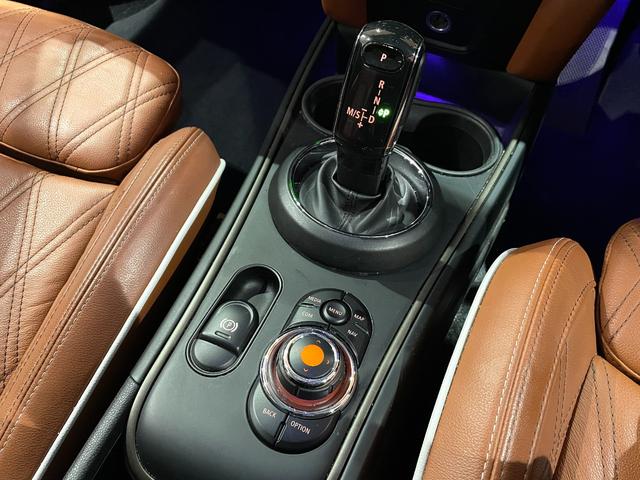 ＭＩＮＩ クーパーＤ　クロスオーバー　オール４　レザーシートＰＫＧ　デジタルＰＫＧ　ＰＥＰＰＥＲパッケージ　ＯＰ１８インチＡＷ　ＡＣＣ　ＨＵＤ　茶革シート　パワーシート　シートヒーター　ＬＥＤヘッドライト　純正ＨＤＤナビ　バックカメラ　禁煙車（19枚目）