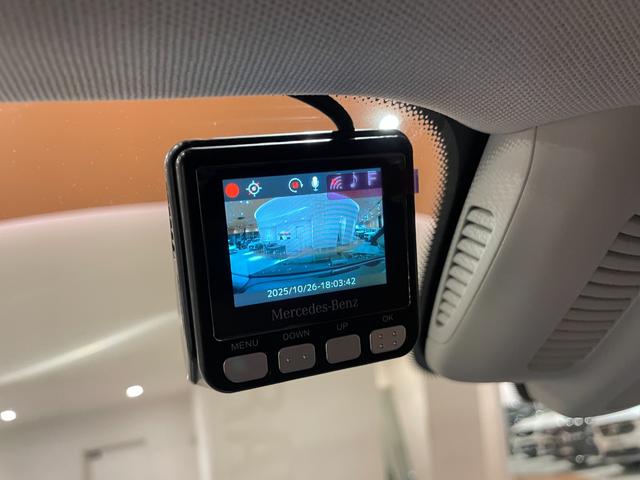 Ｅクラス Ｅ２００　４マチック　アバンギャルド　パノラミックスライディングルーフ　エクスクルーシブＰＫＧ　レーダーセーフティＰＫＧ　純正ＨＤＤナビ　フルセグＴＶ　ＳＤ／ＵＳＢ／Ｂｔ　黒革シート　シートヒーター　３６０°カメラ　ＥＴＣ　禁煙車（13枚目）