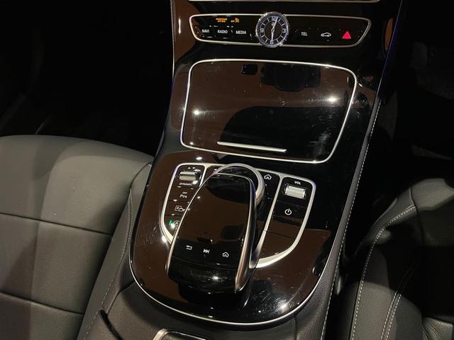 Ｅクラス Ｅ２００　４マチック　アバンギャルド　パノラミックスライディングルーフ　エクスクルーシブＰＫＧ　レーダーセーフティＰＫＧ　純正ＨＤＤナビ　フルセグＴＶ　ＳＤ／ＵＳＢ／Ｂｔ　黒革シート　シートヒーター　３６０°カメラ　ＥＴＣ　禁煙車（20枚目）